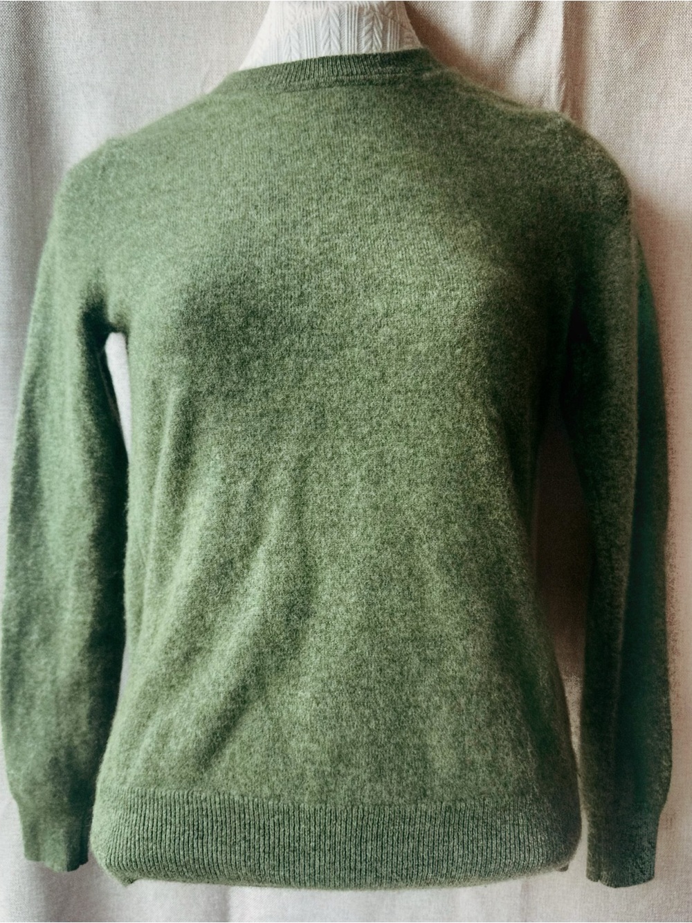💚🌿 100% Cashmere • Tahari • Heather Green Moss • Classic Crewneck Sweater 🌿💚